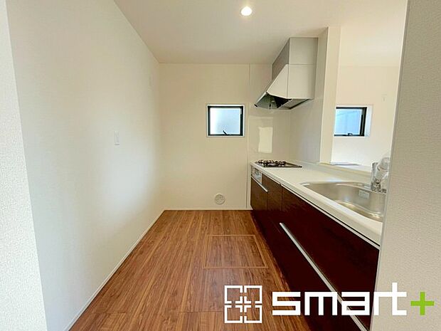 〜使い勝手の良いシステムキッチン〜 ・料理がしやすい設計のキッチンでお料理もはかどりますね。 ・もちろんキッチン下部は収納になっておりますので、フライパンなども収納可能です。