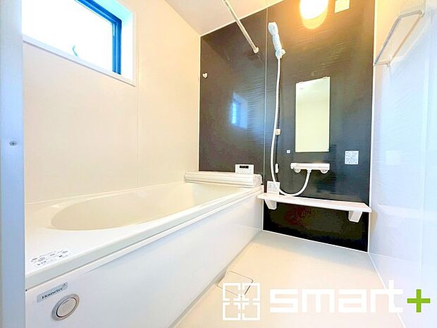 〜浴室乾燥機付きの浴室〜 ・浴室には乾燥機が付いているので雨の日でも洗濯物を干すことが可能です。 ・水はけの良い床材など機能面も充実。マイクロバルなどオプションもご相談くださいませ。