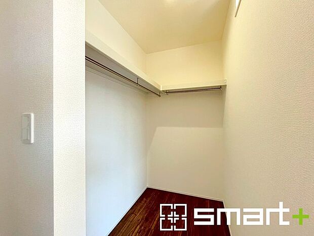 〜ウォークインクローゼット〜 ・衣類をハンガーに掛けたまま収納できるウォークインクローゼットは重宝しますね。 ・季節ものや小物類なども整理整頓しやすく生活空間が広がりますね。