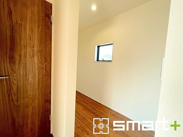 〜広々した「納戸」をご用意〜 ・本来の用途である収納としてはもちろん、テレワークスペースとしてもご利用可能な納戸をご用意。 ・広さの感覚など、ぜひ現地でご体感くださいませ。 