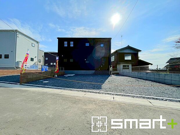 〜閑静な住宅街の立地〜 ・周辺は閑静な住宅街となっておりますので、静かな暮らしをご実現いただけます。 ・前面道路の交通量も多くないので、小さなお子様がいるご家庭でもご安心ですね。