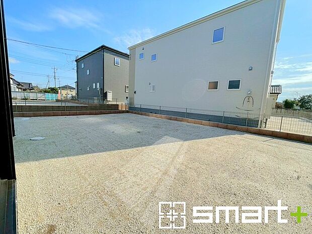 〜広々したお庭のある邸宅〜 ・余裕の敷地には広いお庭もご用意。 ・ガーデニングや安らぎの空間として、倉庫を置いたりと様々な活用が可能です。 ・人工芝の敷設などもお気軽にご相談くださいませ。