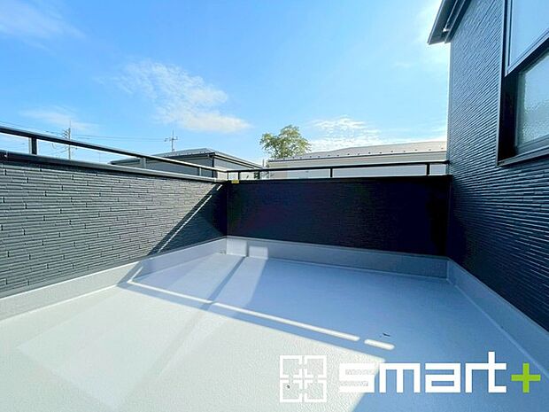 〜ワイドバルコニーを採用〜 ・バルコニーはワイドタイプなので、洗濯物を沢山干す事が可能です。 ・テラス屋根などのオプションもお気軽にご相談くださいませ。 