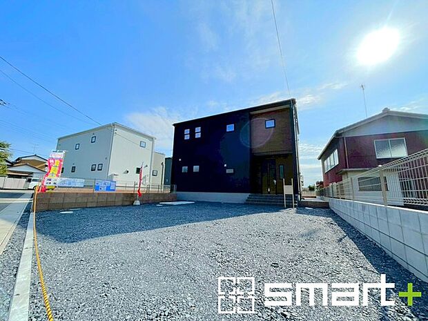 〜ゆとりあるカースペース3台〜 ・セカンドカーや来客時にも困らないカースペース3台。自転車やバイクのおける余裕の広さです。 ・カーポートなどのオプションもお気軽にご相談くださいませ。