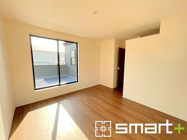 〜ＷＩＣ付きの洋室〜 ・バルコニー側の大きな窓から穏やかな陽が差し込む明るい洋室はウォークインクローゼット付。 ・8帖のゆとりある広さでご夫婦やご兄弟でもゆったりお過ごしいただけます。