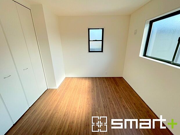 〜収納豊富な洋室〜 ・各居室に備え付けの収納をご用意。タンスなどを置く場合と比べ出っ張らないので部屋の中を有効のご活用いただけます。 ・収納の広さなどぜひ現地でご確認くださいませ。