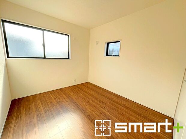 〜2面採光の明るいお部屋〜 ・洋室は2面採光とする事で穏やかな陽の入る明るい空間となっております。 ・くつろぎのプライベート時間を明るい空間で穏やかにお過ごしいただけます。 