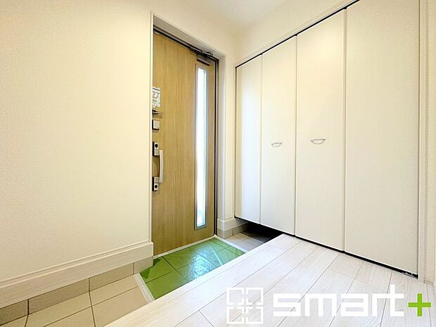 〜穏やかな陽が入る玄関〜 ・玄関ドアにガラス部分を設ける事で穏やかな陽の入る玄関になります。 ・備え付けのシューズボックスはたっぷりしまえて玄関がスッキリ片付きますね。