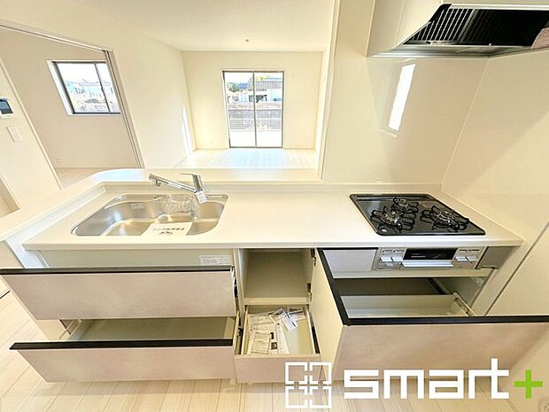 〜人気のカウンターキッチン〜 ・キッチンには余計な柱が無いので、リビングが見渡せ開放感のある造りとなっております。 ・蛇口には浄水器が内蔵されるなど機能面でも優れたキッチンです。 