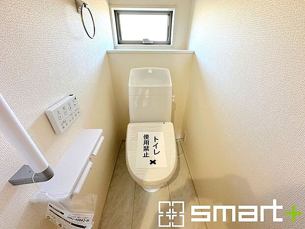 〜窓付きの明るいトイレ〜 ・清潔感あるシャワートイレ。窓があるので換気もしやすく快適ですね。 ・背面にある棚はトイレットペーパーなどの置き場や飾り棚としても利用できますね。