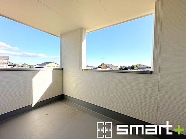 〜屋根付きのバルコニー〜 ・バルコニーは屋根付きなので急な雨でも安心です。 ・奥行きもあるので洗濯物が干しやすいのも嬉しいポイントですね。 