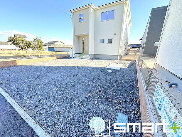 〜ゆとりあるカースペース3台分〜 ・セカンドカーや来客時にも困らないカースペース3台分は並列駐車可能でお車の出し入れもラクラク。 ・カーポートなどのオプションもお気軽にご相談くださいませ。