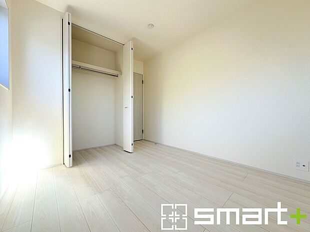 〜2面採光の明るいお部屋〜 ・洋室は2面採光とする事で穏やかな陽の入る明るい空間となっております。 ・くつろぎのプライベート時間を明るい空間で穏やかにお過ごしいただけます。 