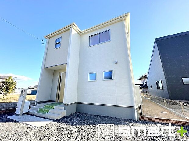 〜白いオシャレな外観〜 ・シンプルで飽きの来ないホワイトカラーの外観は清潔感ある印象のお住まいになりますね。 ・夜でも目立ちやすく、夏場は熱の吸収を防いでくれます。