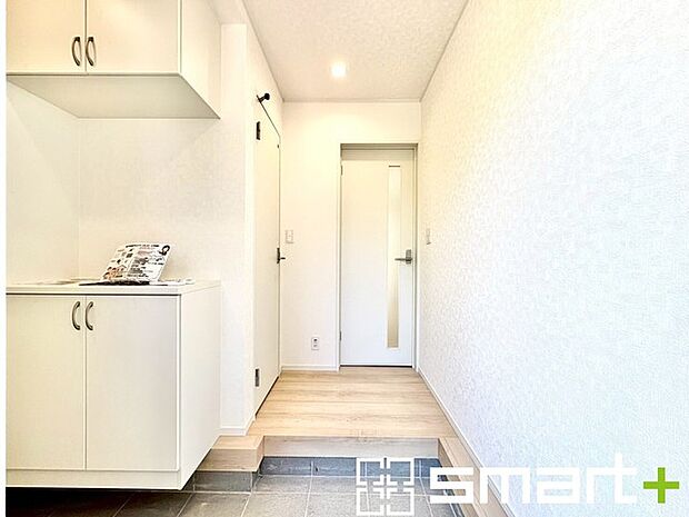 〜穏やかな陽が入る玄関〜 ・窓に加えて玄関ドアのガラス部分からも穏やかな陽が入り、明るい玄関になります。 ・備え付けのシューズボックスはたっぷりしまえて玄関がスッキリ片付きますね。