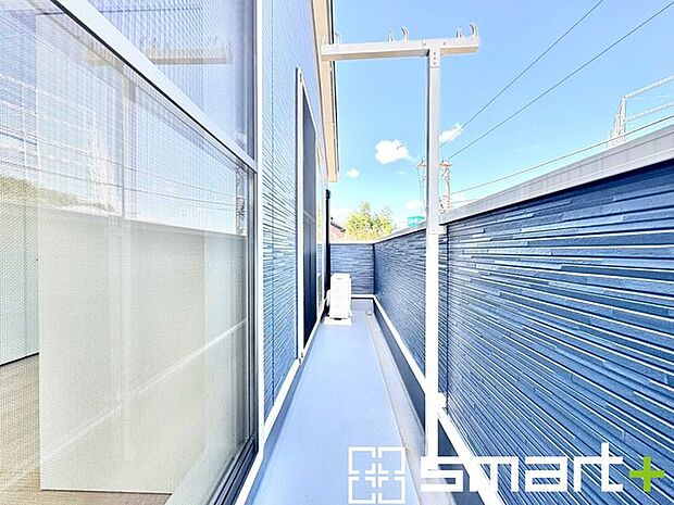 〜洗濯物も干しやすいバルコニー〜 ・陽当たり良好な南側のバルコニーは2部屋から出入りができて毎日のお洗濯も快適。 ・テラス屋根等のオプションもお気軽にご相談くださいませ。