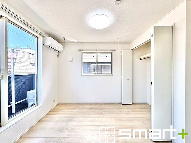 〜日当たり良好の明るい洋室〜 ・穏やかな陽だまりに包まれる居心地の良い洋室。明るい空間で穏やかにお過ごしいただけます。 ・収納スペースも付いているので整理整頓しやすく、生活空間が広がりますね。