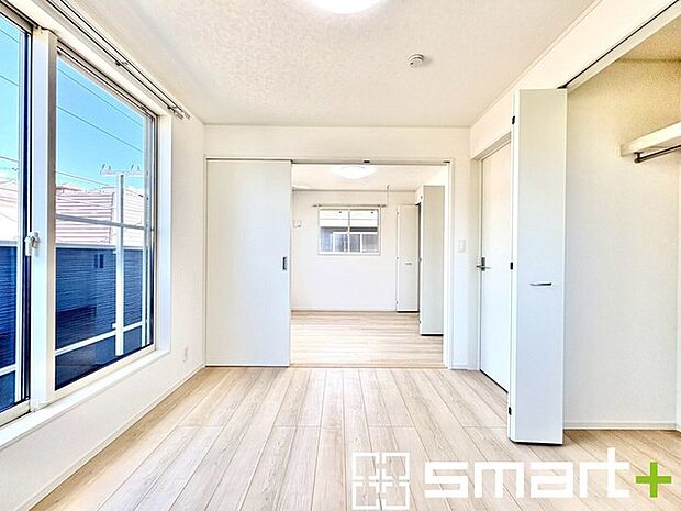 〜間取り変更も可能な洋室〜 ・1部屋でも2部屋でも利用可能なフレキシブルルーム。 ・間仕切を開放すると9.7帖の広々空間になります。