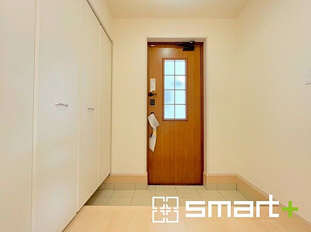 〜穏やかな陽が入る玄関〜 ・玄関ドアにガラス部分を設ける事で穏やかな陽の入る玄関になります。 ・備え付けのシューズボックスはたっぷりしまえて玄関がスッキリ片付きますね。 