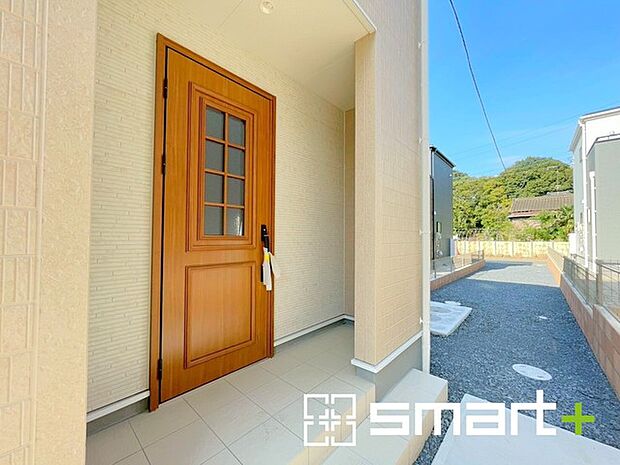 〜お住まいの顔「玄関」〜 ・木のぬくもりを感じる木目調の玄関ドアで暖かみのある玄関に。 ・オシャレな玄関ドアでお住まいの「顔」の印象が大きく変わります。