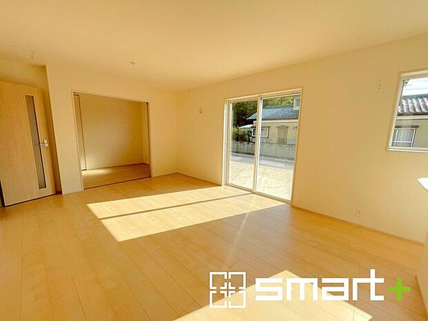 〜穏やかな陽の入るＬＤＫ〜 ・大きな窓のあるＬＤＫは陽当りも良好で明るい空間となっております。 ・ご家族団らんなど過ごす時間の多いＬＤＫが明るいのは嬉しいポイントですね。 