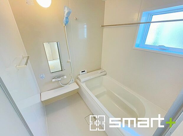 〜浴室乾燥機付きの浴室〜 ・浴室には乾燥機が付いているので雨の日でも洗濯物を干すことが可能です。 ・水はけの良い床材など機能面も充実。マイクロバルなどオプションもご相談くださいませ。 