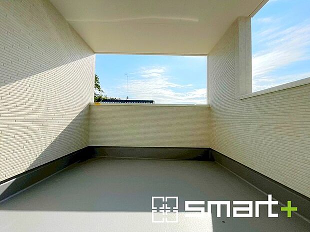 〜屋根付きのバルコニー〜 ・バルコニーは屋根付きなので急な雨でも安心です。 ・奥行きもあるので洗濯物が干しやすいのも嬉しいポイントですね。 