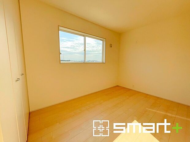 〜収納豊富な洋室〜 ・各居室に備え付けの収納をご用意。タンスなどを置く場合と比べ出っ張らないので部屋の中を有効のご活用いただけます。 ・収納の広さなどぜひ現地でご確認くださいませ。 