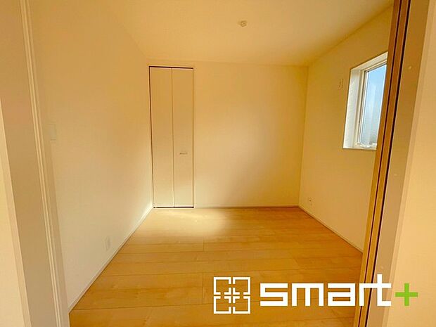 〜リビング横の洋室〜 ・お子様のプレイルームや趣味のお部屋など、用途様々な1階洋室。 ・リビングの続き間はもちろん、寝室としても使えます。