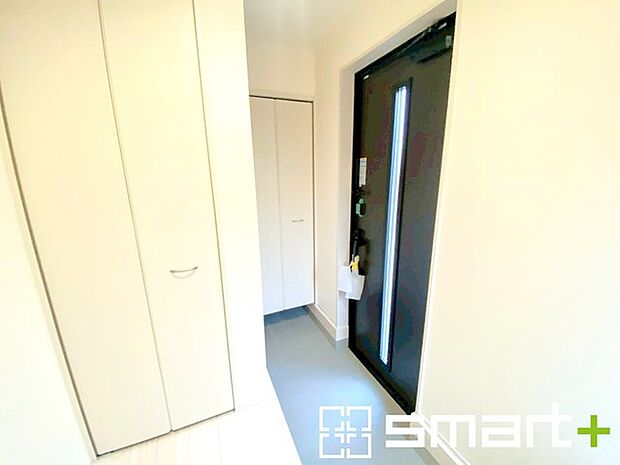 〜穏やかな陽が入る玄関〜 ・玄関ドアにガラス部分を設ける事で穏やかな陽の入る玄関になります。 ・備え付けのシューズボックスはたっぷりしまえて玄関がスッキリ片付きますね。 