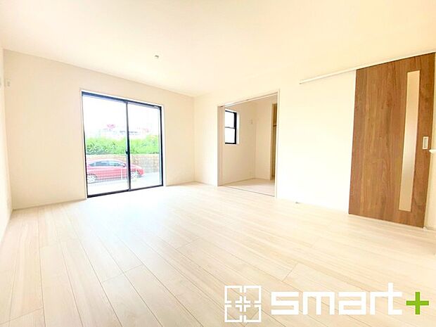 〜穏やかな陽の入るＬＤＫ〜 ・大きな窓のあるＬＤＫは陽当りも良好で明るい空間となっております。 ・ご家族団らんなど過ごす時間の多いＬＤＫが明るいのは嬉しいポイントですね。 