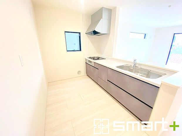 〜使い勝手の良いシステムキッチン〜 ・料理がしやすい設計のキッチンでお料理もはかどりますね。 ・もちろんキッチン下部は収納になっておりますので、フライパンなども収納可能です。 