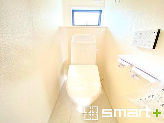 〜窓付きの明るいトイレ〜 ・清潔感あるシャワートイレ。窓があるので換気もしやすく快適ですね。 ・背面にある棚はトイレットペーパーなどの置き場や飾り棚としても利用できますね。