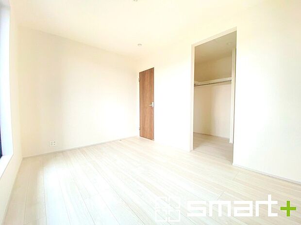 〜バルコニーに面した洋室〜 ・バルコニー側の大きな窓から穏やかな陽が差し込む明るい洋室。 ・ウォークインクローゼット付なのでお洋服も分けてスッキリ収納できます。