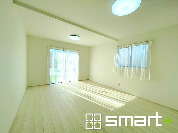 〜穏やかな陽の入るＬＤＫ〜 ・大きな窓のあるＬＤＫは陽当りも良好で明るい空間となっております。 ・ご家族団らんなど過ごす時間の多いＬＤＫが明るいのは嬉しいポイントですね。 