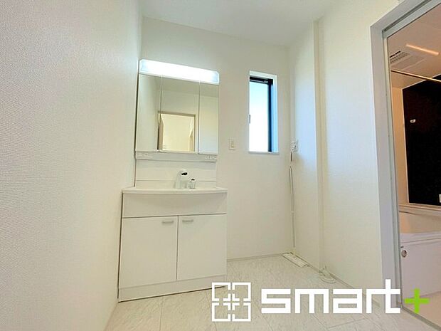 〜明るい洗面スペース〜 ・窓から明るい陽が入り、気持ちよく朝の支度ができますね。 ・使い勝手の良い三面鏡タイプのシャワー付き洗面化粧台。鏡の裏に収納があるので洗面台周りもスッキリ。