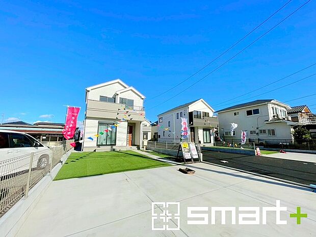 〜人工芝のある綺麗なお庭〜 ・標準で人工芝を敷設しておりますので、見た目にも綺麗なお庭となっております。 ・人工芝の場合雑草が生えてこず、管理が楽なのも嬉しいポイントです。 