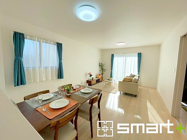 〜穏やかな陽の入るＬＤＫ〜 ・大きな窓のあるＬＤＫは陽当りも良好で明るい空間となっております。 ・ご家族団らんなど過ごす時間の多いＬＤＫが明るいのは嬉しいポイントですね。