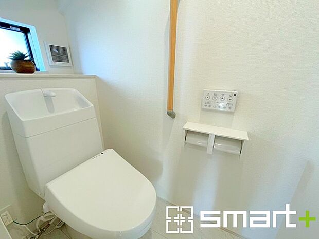 〜窓付きの明るいトイレ〜 ・清潔感あるシャワートイレ。窓があるので換気もしやすく快適ですね。 ・背面にある棚はトイレットペーパーなどの置き場や飾り棚としても利用できますね。