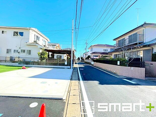 〜閑静な住宅街の立地〜 ・周辺は閑静な住宅街となっておりますので、静かな暮らしをご実現いただけます。 ・前面道路の交通量も多くないので、小さなお子様がいるご家庭でもご安心ですね。 