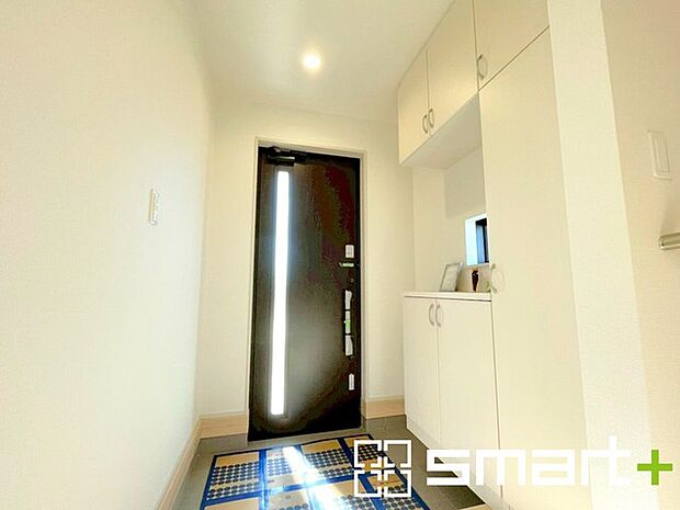 〜穏やかな陽が入る玄関〜 ・窓に加えて玄関ドアのガラス部分からも穏やかな陽が入り、明るい玄関になります。 ・備え付けのシューズボックスはたっぷりしまえて玄関がスッキリ片付きますね。