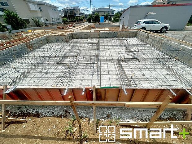 〜ベタ基礎でしっかりとした土台〜 ・コンクリートの中に鉄筋を配し強度を高めた「ベタ基礎」を採用。 ・しっかりとした土台を造ったうえで、その上に建物が築造されていきます。