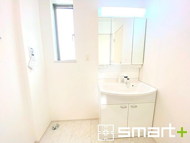 〜シャワー付き洗面台を採用〜 ・洗面台の蛇口がホースで伸びシャワーとしてご利用可能。 ・朝の寝ぐせ直しなどにシャワーを使いたい時、洗面台の掃除をする際にも便利にお使いいただけますよ。