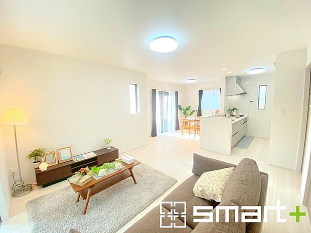 〜穏やかな陽の入るＬＤＫ〜 ・大きな窓のあるＬＤＫは陽当りも良好で明るい空間となっております。 ・ご家族団らんなど過ごす時間の多いＬＤＫが明るいのは嬉しいポイントですね。 