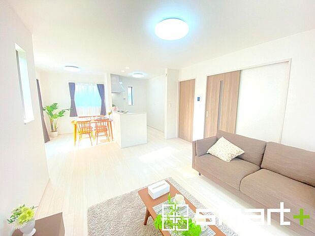 〜穏やかな陽の入るＬＤＫ〜 ・穏やかな陽だまりに包まれる居心地の良いＬＤＫは、ご家族が自然と集まる憩いのスペースに。 ・料理と洗濯、片付けなど並行して家事を進める時に便利な回遊動線。 