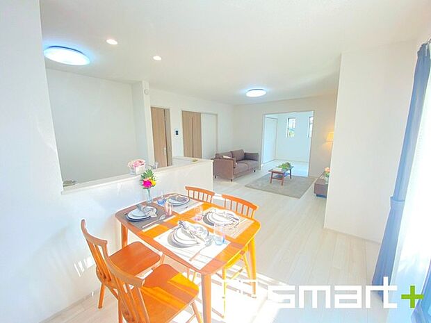 〜日当り良好のＬＤＫ〜 ・たくさんの窓からたっぷりの陽光が差し込む明るいリビングで寛ぎのひと時を。 ・出来立てのお料理を運ぶのにも、後片付けもラクラクなカウンターキッチン。 