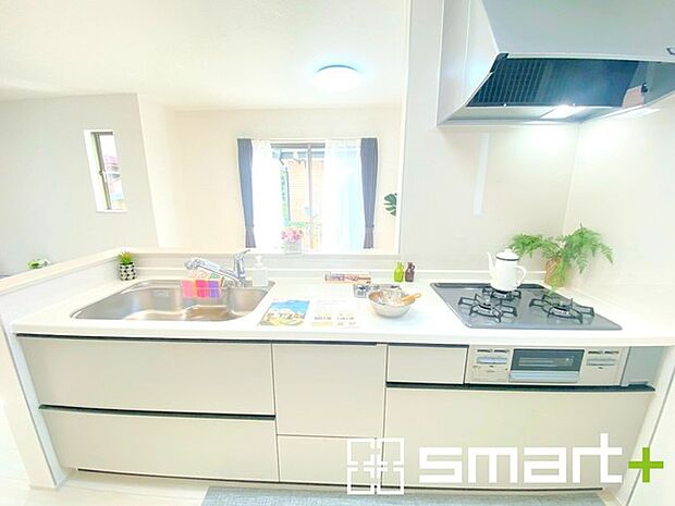 〜人気のカウンターキッチン〜 ・キッチンには余計な柱が無いので、リビングが見渡せ開放感のある造りとなっております。 ・蛇口には浄水器が内蔵されるなど機能面でも優れたキッチンです。 