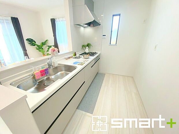 〜使い勝手の良いシステムキッチン〜 ・料理がしやすい設計のキッチンでお料理もはかどりますね。 ・もちろんキッチン下部は収納になっておりますので、フライパンなども収納可能です。 