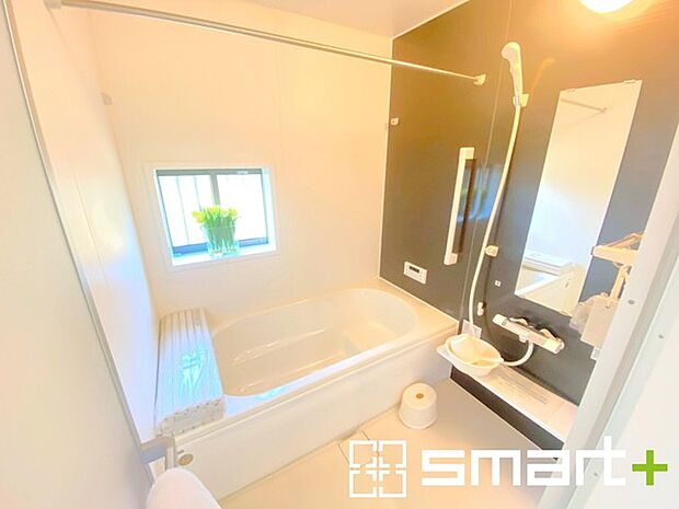 〜浴室乾燥機付きの浴室〜 ・浴室には乾燥機が付いているので雨の日でも洗濯物を干すことが可能です。 ・水はけの良い床材など機能面も充実。マイクロバルなどオプションもご相談くださいませ。 