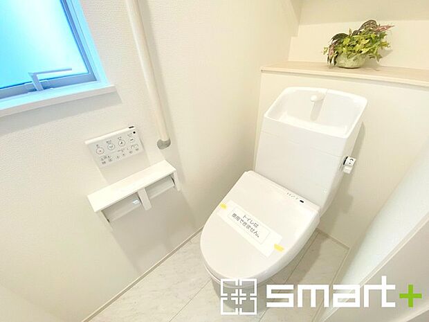 〜窓付きの明るいトイレ〜 ・清潔感あるシャワートイレ。窓があるので換気もしやすく快適ですね。 ・背面にある棚はトイレットペーパーなどの置き場や飾り棚としても利用できますね。 